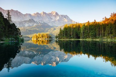 Doğal çevre ünlü Gölü Eibsee yakınındaki. Harika bir gün muhteşem sahne. Konumu resort Garmisch-Partenkirchen, Bavyera alp, gezi Europe. Açık hava etkinliği. Dünyanın güzelliği keşfetmek.