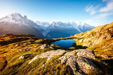 Büyük Mont Blanc buzulu ve lac Blanc. Popüler turist eğlencesi. Yer Chamonix tatil köyü, Graian Alpleri, Fransa, Avrupa. Yaşam tarzı yürüyüş konseptinin manzaralı görüntüsü. Toprağın güzelliğini keşfedin.