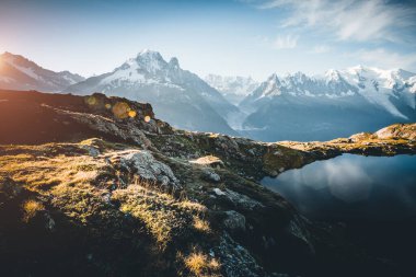 Büyük Mont Blanc buzulu ve lac Blanc. Popüler turist eğlencesi. Yer Chamonix, Aiguilles Rouges, Graian Alpleri, Fransa, Avrupa. Yürüyüş konseptinin manzaralı görüntüsü. Toprağın güzelliğini keşfedin.