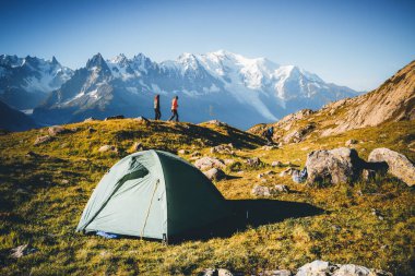 Büyük Mont Blanc buzulu ve lac Blanc. Popüler turist eğlencesi. Yer Chamonix tatil köyü, Graian Alpleri, Fransa, Avrupa. Yaşam tarzı yürüyüş konseptinin manzaralı görüntüsü. Toprağın güzelliğini keşfedin.