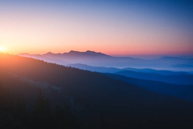 Uzak tepelerin manzarası çok etkileyici. Karpatlar 'ın yeri, Ukrayna, Avrupa. Vahşi bölgenin resmi. Yürüyüş konseptinin manzaralı görüntüsü. Huysuz hava. Toprağın güzelliğini keşfedin. Çevreyi keşfedin..