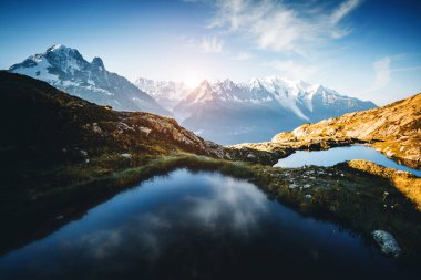 Büyük Mont Blanc buzulu ve lac Blanc. Popüler turist eğlencesi. Yer Chamonix, Aiguilles Rouges, Graian Alpleri, Fransa, Avrupa. Yürüyüş konseptinin manzaralı görüntüsü. Toprağın güzelliğini keşfedin.