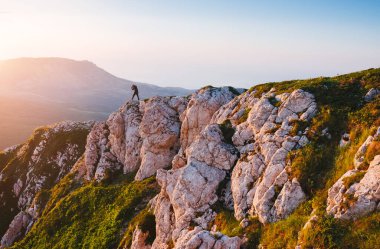 Sabahın ilk ışıklarıyla manzara vadisi. Kırım, Kırım Yarımadası, Ukrayna, Avrupa. Mükemmel macera duvar kağıtları. Toprağın güzelliğini keşfedin. Vahşi bölgenin harika bir fotoğrafı. Aktif turizm kavramı.