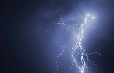 Kara uğursuz bulutlar. Yıldırımlı fırtına. İklim değişikliği. Huysuz hava. 