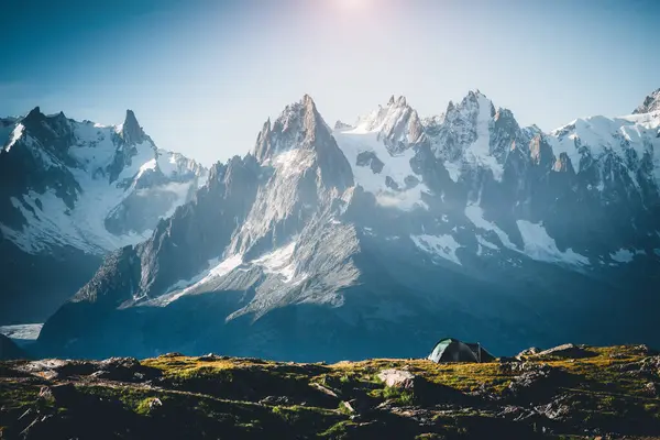 Büyük Mont Blanc buzulu ve lac Blanc. Popüler turist eğlencesi. Yer Chamonix tatil köyü, Graian Alpleri, Fransa, Avrupa. Yaşam tarzı yürüyüş konseptinin manzaralı görüntüsü. Toprağın güzelliğini keşfedin.