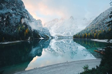 Braies (Pragser Wildsee) alp gölünün dramatik manzarası. Yer Dolomiti Alpleri, Ulusal Park Fanes-Sennes-Braies, İtalya, Avrupa. Çekici bir sonbahar gününün manzarası. Toprağın güzelliğini keşfedin.