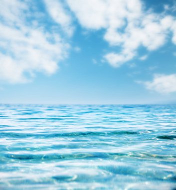 Gök mavisi deniz manzarası harika. Güneşli bir günde açık bir gökyüzü ve beyaz kabarık bulutlar. Akdeniz iklimi. Duvar kağıdının manzaralı görüntüsü. Muhteşem ve muhteşem bir sabah sahnesi. Canlı deniz manzarası arkaplanı. 