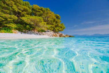Lüks bir göl, Adriyatik Denizi. Makarska Riviera, Hırvatistan, Dalmaçya bölgesi, Balkanlar, Avrupa. Popüler Avrupa seyahatlerinin manzaralı görüntüsü. Toprağın güzelliğini keşfedin.