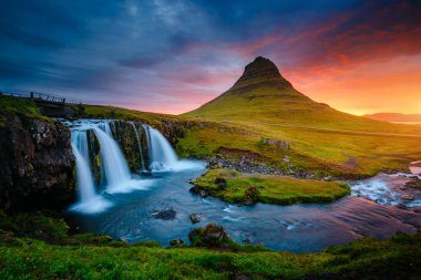 Kirkjufell volkanı Snaefellsnes yarımadasının kıyısında. Resimli ve muhteşem bir sahne. Kirkjulsfoss, İzlanda, Avrupa 'yı geziyor. Dünyada eşi benzeri olmayan bir yer. Dünyanın güzelliğini keşfedin.