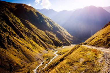 Kafkasların tepesinin büyüleyici manzarası. Yeri, Juta köyü. Gürcistan 'ın güneyindeki Chaukhebi Dağı' nın eteklerinde. Aktif açık hava tatili. Dünyanın güzelliğini keşfedin. 