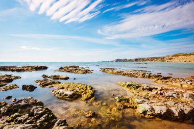 Beyaz bulutlu nefes kesici bir deniz. Resimli bir gün ve muhteşem bir sahne. Sicilya, İtalya ve Avrupa adalarının kıyıları. Akdeniz iklimi. Duvar kağıdının harika bir görüntüsü. Dünyanın güzelliğini keşfedin.