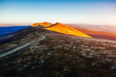 Alp Dağları 'nın büyüleyici manzarasına bir göz atalım. Resimli bir gün. Mekan Karpatlar, Ukrayna, Avrupa. Duvar kağıdının harika bir görüntüsü. Aktif açık hava tatili. Dünyanın güzelliğini keşfedin.