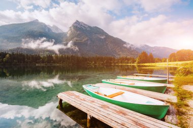 Güneşli bir günde ahşap iskeleli ünlü Hintersee Gölü. Resimli bir sahne. Yer tesisi Ramsau, Ulusal Park Berchtesgadener Toprakları, Yukarı Bavyera, Almanya Alpleri, Avrupa. Güzellik dünyası.
