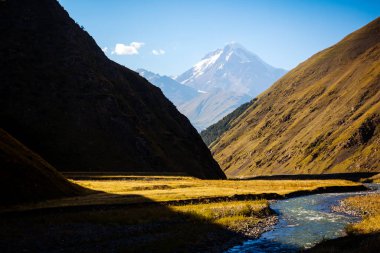 Kafkasların tepesinin nefes kesici manzarası. Mekan, Sno Köyü, Mt. Kazbegi, Gürcistan ülkesi, Avrupa. Duvar kağıdının harika bir görüntüsü. Dünyanın güzelliğini keşfedin. 