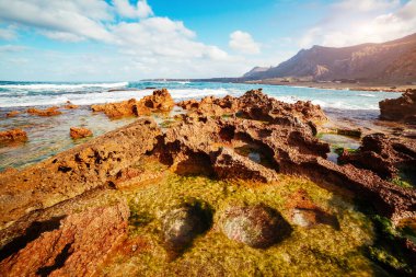 Güneş ışığında volkanik plajın eşsiz şekli. Resimli bir gün ve muhteşem bir sahne. Açık hava aktivitesi. Mekan San Vito Burnu, Dello Zingaro Sicilya, İtalya Avrupa. Dünyanın güzelliğini keşfedin.