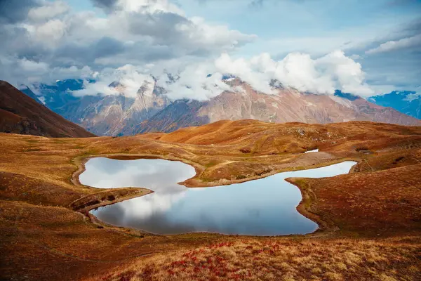 Kafkasya tepesi ve Koruldi Gölü 'ne bir göz atalım. Resimli bir gün ve muhteşem bir sahne. Mestia, Yukarı Svaneti, Gürcistan ülkesi, Avrupa. Dünyada eşi benzeri olmayan bir yer. Dünyanın güzelliğini keşfedin.