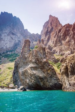 Kırım yarımadasındaki Karadag dağ sırası, sönmüş antik bir volkan. Kara Dag (Black Mount) kıyı kenti Koktebel ve Otuzka Nehri vadisi. Dünyada eşi benzeri olmayan bir yer. Güzellik dünyası