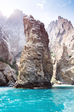 Kırım Yarımadası 'ndaki resim gibi bir dağ sırası, sönmüş antik bir volkan. Kara Dag (Black Mount), Koktebel kıyı kasabası. Dünyada eşi benzeri olmayan bir yer. Dünyanın güzelliğini ve vahşi yaşamını keşfedin..