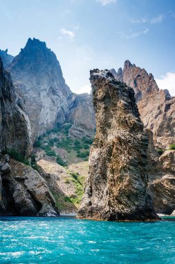 Kırım Yarımadası 'ndaki resim gibi bir dağ sırası, sönmüş antik bir volkan. Kara Dag (Black Mount), Koktebel kıyı kasabası. Dünyada eşi benzeri olmayan bir yer. Dünyanın güzelliğini ve vahşi yaşamını keşfedin..