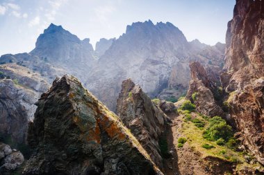 Kırım yarımadasındaki Karadag dağ sırası, sönmüş antik bir volkan. Kara Dag (Black Mount), Koktebel kıyı kasabası. Dünyada eşi benzeri olmayan bir yer. Dünyanın güzelliğini ve vahşi yaşamını keşfedin..