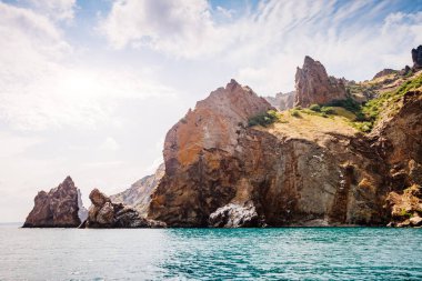 Kırım yarımadasındaki Karadag dağ sırası, sönmüş antik bir volkan. Kara Dag (Black Mount) kıyı kenti Koktebel ve Otuzka Nehri vadisi. Dünyada eşi benzeri olmayan bir yer. Güzellik dünyası