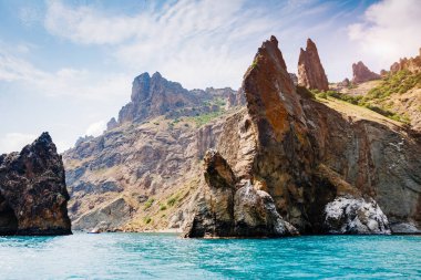 Kırım Yarımadası 'ndaki resim gibi bir dağ sırası, sönmüş antik bir volkan. Kara Dag (Black Mount), Koktebel kıyı kasabası. Dünyada eşi benzeri olmayan bir yer. Dünyanın güzelliğini ve vahşi yaşamını keşfedin..