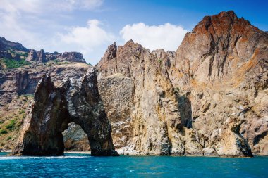 Kırım yarımadasındaki Karadag dağ sırası, sönmüş antik bir volkan. Kara Dag (Black Mount) kıyı kenti Koktebel ve Otuzka Nehri vadisi. Dünyada eşi benzeri olmayan bir yer. Güzellik dünyası