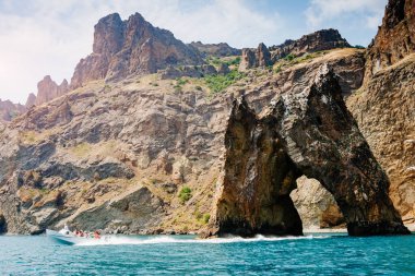 Kırım yarımadasındaki Karadag dağ sırası, sönmüş antik bir volkan. Kara Dag (Black Mount), Koktebel kıyı kasabası. Dünyada eşi benzeri olmayan bir yer. Dünyanın güzelliğini ve vahşi yaşamını keşfedin..