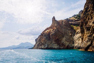 Kırım yarımadasındaki Karadag dağ sırası, sönmüş antik bir volkan. Kara Dag (Black Mount), Koktebel kıyı kasabası. Dünyada eşi benzeri olmayan bir yer. Dünyanın güzelliğini ve vahşi yaşamını keşfedin..