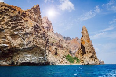 Kırım Yarımadası 'ndaki resim gibi bir dağ sırası, sönmüş antik bir volkan. Kara Dag (Black Mount), Koktebel kıyı kasabası. Dünyada eşi benzeri olmayan bir yer. Dünyanın güzelliğini ve vahşi yaşamını keşfedin..