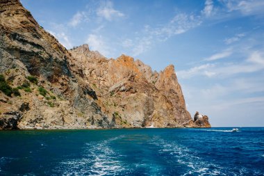 Kırım yarımadasındaki Karadag dağ sırası, sönmüş antik bir volkan. Kara Dag (Black Mount) kıyı kenti Koktebel ve Otuzka Nehri vadisi. Dünyada eşi benzeri olmayan bir yer. Güzellik dünyası