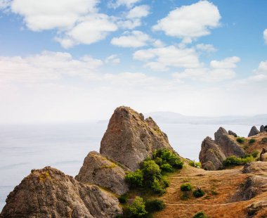 Kırım yarımadasındaki Karadag dağ sırası, sönmüş antik bir volkan. Kara Dag (Black Mount) kıyı kenti Koktebel ve Otuzka Nehri vadisi. Dünyada eşi benzeri olmayan bir yer. Güzellik dünyası