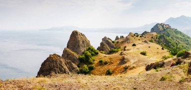 Kırım yarımadasındaki Karadag dağ sırası, sönmüş antik bir volkan. Kara Dag (Black Mount), Koktebel kıyı kasabası. Dünyada eşi benzeri olmayan bir yer. Dünyanın güzelliğini ve vahşi yaşamını keşfedin..