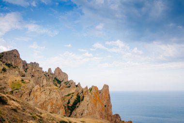 Kırım yarımadasındaki Karadag dağ sırası, sönmüş antik bir volkan. Kara Dag (Black Mount), Koktebel kıyı kasabası. Dünyada eşi benzeri olmayan bir yer. Dünyanın güzelliğini ve vahşi yaşamını keşfedin..