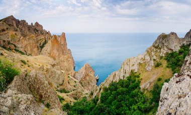 Kırım yarımadasındaki Karadag dağ sırası, sönmüş antik bir volkan. Kara Dag (Black Mount) kıyı kenti Koktebel ve Otuzka Nehri vadisi. Dünyada eşi benzeri olmayan bir yer. Güzellik dünyası