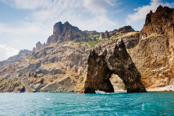 Kırım Yarımadası 'ndaki resim gibi bir dağ sırası, sönmüş antik bir volkan. Kara Dag (Black Mount), Koktebel kıyı kasabası. Dünyada eşi benzeri olmayan bir yer. Dünyanın güzelliğini ve vahşi yaşamını keşfedin..