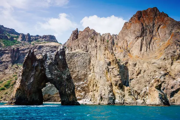 Kırım yarımadasındaki Karadag dağ sırası, sönmüş antik bir volkan. Kara Dag (Black Mount) kıyı kenti Koktebel ve Otuzka Nehri vadisi. Dünyada eşi benzeri olmayan bir yer. Güzellik dünyası