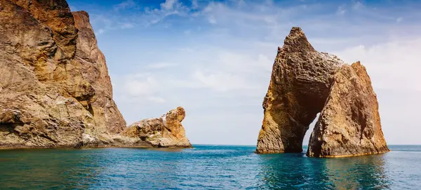 Kırım Yarımadası 'ndaki resim gibi bir dağ sırası, sönmüş antik bir volkan. Kara Dag (Black Mount), Koktebel kıyı kasabası. Dünyada eşi benzeri olmayan bir yer. Dünyanın güzelliğini ve vahşi yaşamını keşfedin..