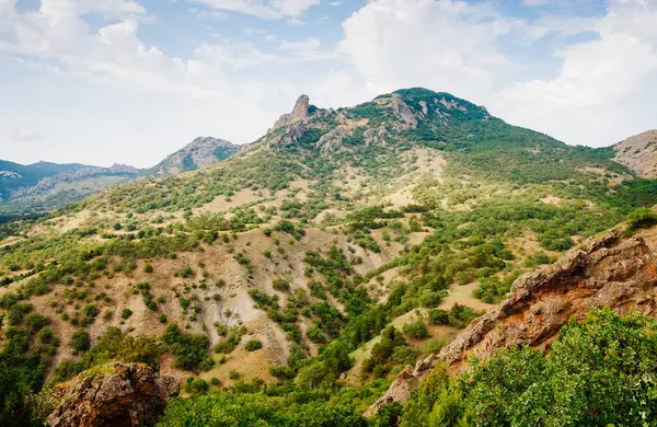 Kırım yarımadasındaki Karadag dağ sırası, sönmüş antik bir volkan. Kara Dag (Black Mount), Koktebel kıyı kasabası. Dünyada eşi benzeri olmayan bir yer. Dünyanın güzelliğini ve vahşi yaşamını keşfedin..