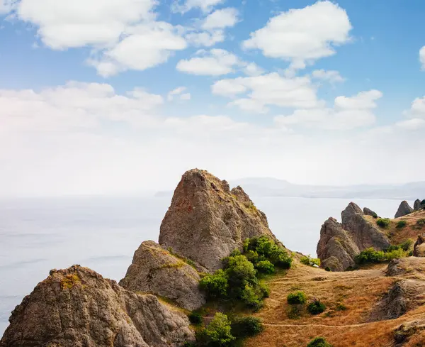 Kırım yarımadasındaki Karadag dağ sırası, sönmüş antik bir volkan. Kara Dag (Black Mount) kıyı kenti Koktebel ve Otuzka Nehri vadisi. Dünyada eşi benzeri olmayan bir yer. Güzellik dünyası