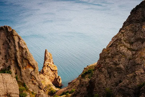 Kırım yarımadasındaki Karadag dağ sırası, sönmüş antik bir volkan. Kara Dag (Black Mount) kıyı kenti Koktebel ve Otuzka Nehri vadisi. Dünyada eşi benzeri olmayan bir yer. Güzellik dünyası