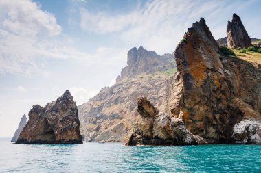 Kırım yarımadasındaki Karadag dağ sırası, sönmüş antik bir volkan. Kara Dag (Black Mount) kıyı kenti Koktebel ve Otuzka Nehri vadisi. Dünyada eşi benzeri olmayan bir yer. Güzellik dünyası