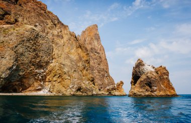 Kırım yarımadasındaki Karadag dağ sırası, sönmüş antik bir volkan. Kara Dag (Black Mount) kıyı kenti Koktebel ve Otuzka Nehri vadisi. Dünyada eşi benzeri olmayan bir yer. Güzellik dünyası