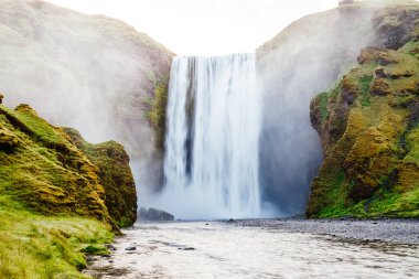 Güneş ışığında ünlü Skogafoss şelalesi. Dramatik ve muhteşem bir sahne. Popüler turist eğlencesi. Skoga Nehri 'nin bulunduğu yer, İzlanda, Avrupa' nın dağlık bölgeleri. Dünyada eşi benzeri olmayan bir yer. Dünyanın güzelliğini keşfedin.