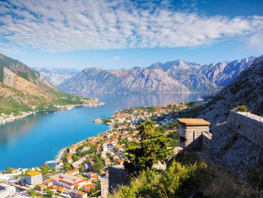 Güneşli bir günde Kotor Körfezi 'nin (Boka Kotorska) harika manzarası. Resimli ve muhteşem bir sahne. Konum Karadağ, Balkanlar ve Avrupa 'nın ünlü tatil beldesi. Popüler turist eğlencesi. Dünyanın güzelliğini keşfedin.