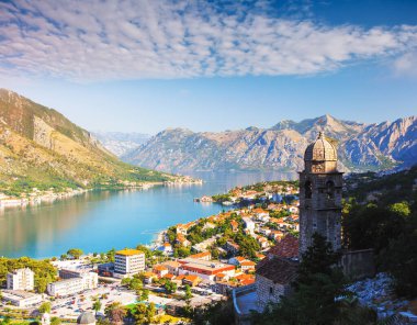 Güneşli bir günde Kotor Körfezi 'nin (Boka Kotorska) harika manzarası. Resimli ve muhteşem bir sahne. Konum Karadağ, Balkanlar ve Avrupa 'nın ünlü tatil beldesi. Popüler turist eğlencesi. Dünyanın güzelliğini keşfedin.