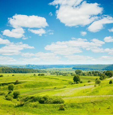 Kırsal manzara beyaz kabarık bulutlar. Fantastik ve muhteşem bir gün. Yeri Ukrayna, Avrupa. Duvar kağıdının harika bir yazı. Soyut mevsimsel arka plan. Dünyanın güzelliğini ve vahşi yaşamını keşfedin..
