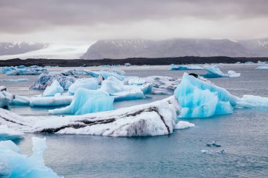 Buzdağının büyük parçaları. Resimli ve muhteşem bir sahne. Vatnajokull milli parkı, İzlanda adası, Avrupa turu. İklim değişikliği. Dünyanın güzelliğini keşfedin.