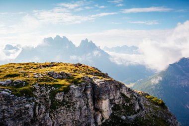 Rocky Massif için mükemmel bir durum. Muhteşem bir gün ve resim gibi bir manzara. Ulusal Park Tre Cime di Lavaredo, Misurina, Dolomiti alp, Tyrol, İtalya, Avrupa. Dünyanın güzelliğini keşfedin. 