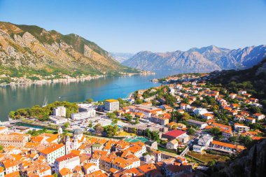 Güneşli bir günde Kotor Körfezi 'nin (Boka Kotorska) harika manzarası. Resimli ve muhteşem bir sahne. Konum Karadağ, Balkan yarımadası, Adriyatik denizi ve Avrupa 'nın ünlü tatil beldesi. Dünyanın güzelliğini keşfedin.